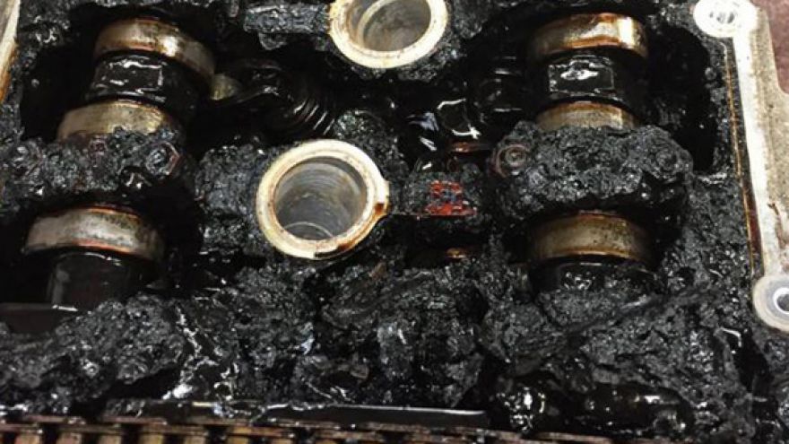 Ez történik az autóddal, ha motorolaj nélkül vezeted